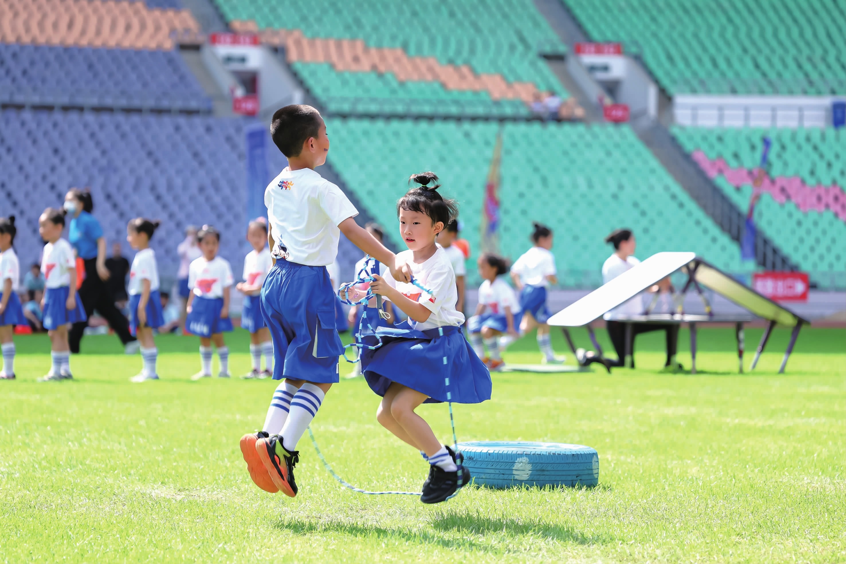 图片报：拜仁三将晒AI生成胡子照片，参与活动呼吁关注男性健康